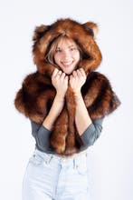 Poncho Cape Bruine Beer Hood Muts Bontjas Oortjes Spirit Bee, Ophalen of Verzenden, Nieuw