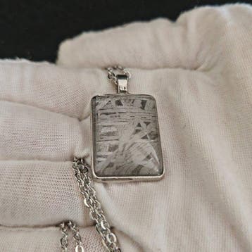 Hanger van staal en meteoriet met een roestvrijstalen