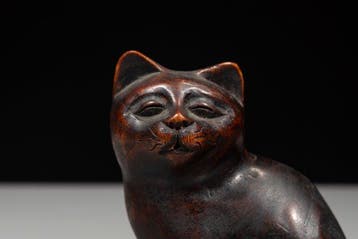 Hout - Een paar gegraveerde houten zittende katten met