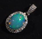 GEEN RESERVE - Ct. 7.20 opaal in zilveren hanger Cabochon -