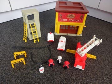 Fisher-Price - Speelgoed 928 Play Family Fire Station + 996