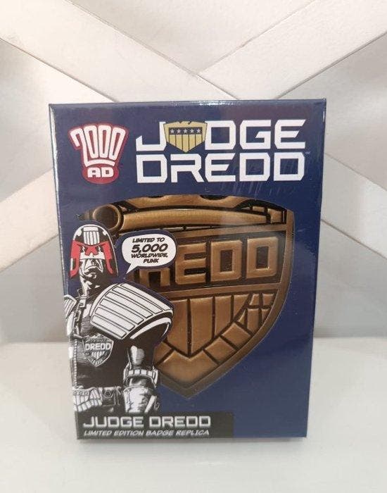 Judge Dredd - - Film rekwisiet 2000 AD Judge Dredd-speld –, Verzamelen, Film en Tv