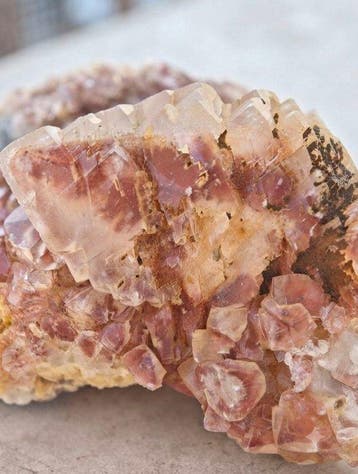 Calcite ématoïde pagode Cristaux sur matrice - Hauteur : 7