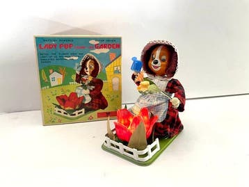 Tomiyama - Jouet en étain - Lady Pup tending her Garden -