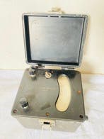 Ancien mégohmmètre portable à manivelle (testeur