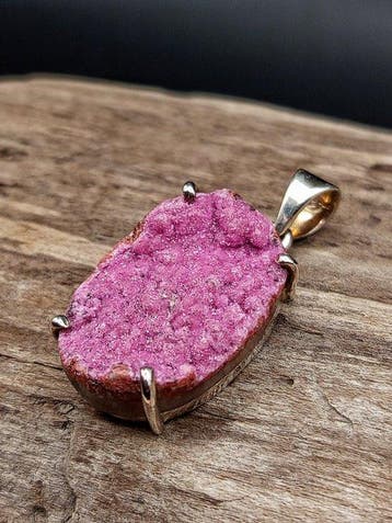 Pièce unique. Bijou en argent 925 avec calcite au cobalt.