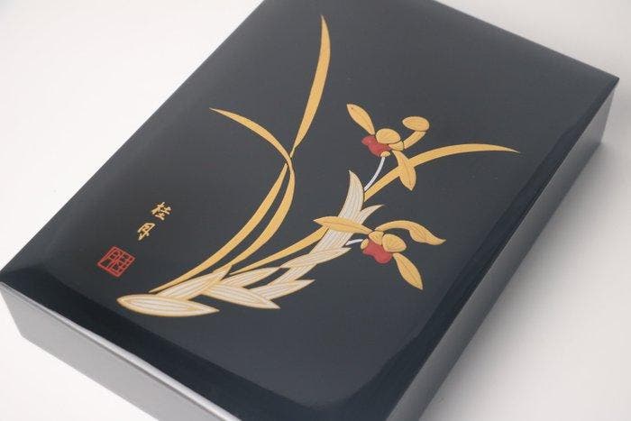 Japanse lakwerk postkaarthouder met orchidee-ontwerp naar, Antiquités & Art, Antiquités | Autres Antiquités