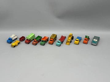 Lot vintage die-cast speelgoedauto’s – trucks, bouwvoertuig,