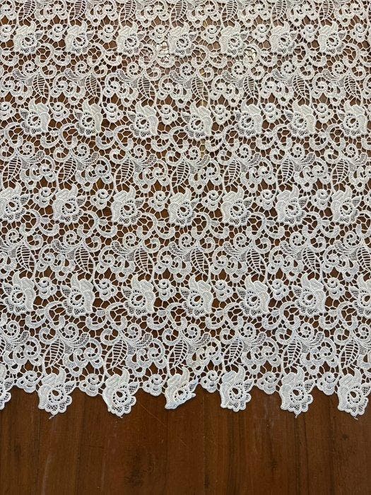 san Leucio - Elegante macramé-kant met bloemmotieven en, Antiek en Kunst, Antiek | Tapijten, Tafelkleden en Textiel