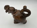 Aardewerk, Sculpturale vaas in de vorm van een papegaai –