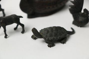 Brons - Set van 6 miniatuurfiguren: Schatvaartuig, hert,, Antiek en Kunst