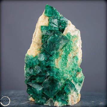 Agrégat unique de fluorite – Beauté cristalline en vert