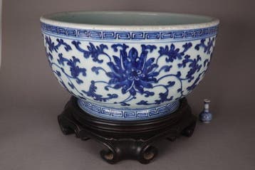 Kom - Large Conjoined Lotus Thickly Potted Dice Bowl -, Antiek en Kunst