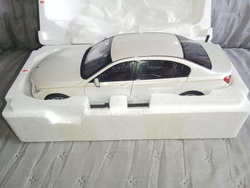 Kyosho 1:18 - Modelauto - BMW 760Li (F02)