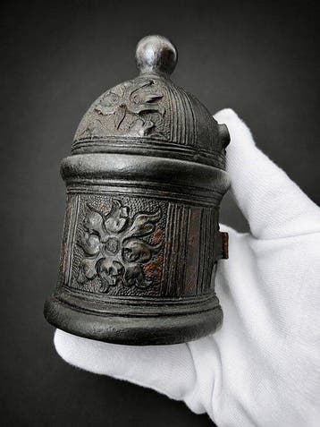 Rare Pyxide en cuir gaufré sur âme de bois - XVIème siècle -