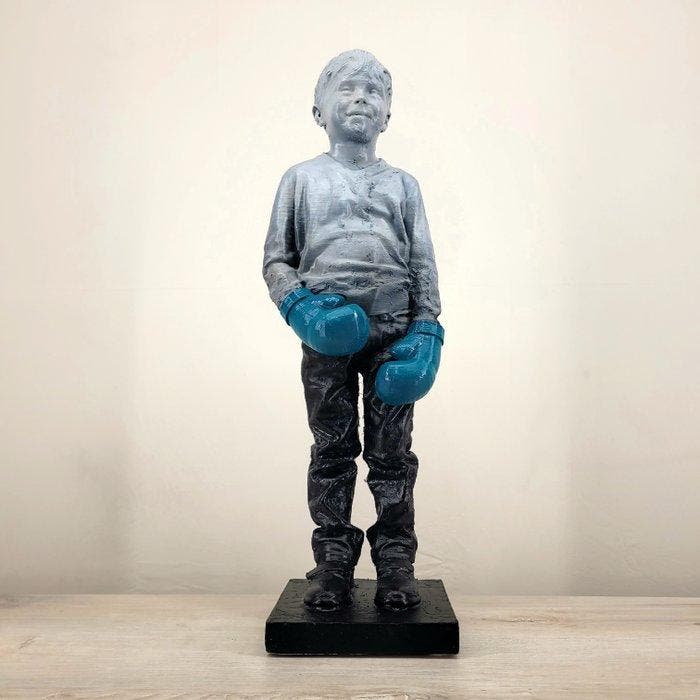 Mark Sugar - Carefree child (Bright blue boxing style 58), Antiek en Kunst, Kunst | Designobjecten