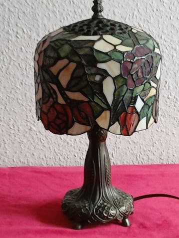 Tiffany-Stil Tischlampe mit Rosenmotiv – Metallfuß in, Antiek en Kunst
