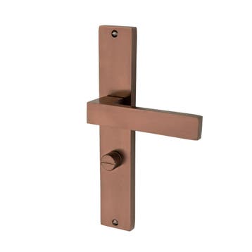 Geveerde deurklink Lusso mat brons op schild met WC-slot..., Doe-het-zelf en Bouw, Ophalen of Verzenden, Nieuw, IJzer, Klink of Kruk