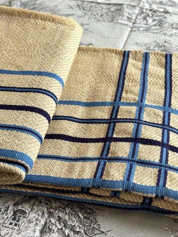 Linge de maison ancien. Belle nappe en lin damassé épais.