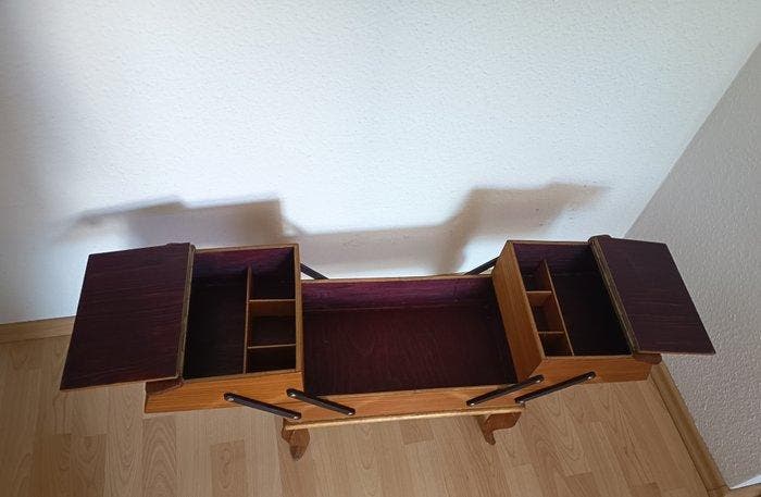 Naaidoos - Hout - Vintage naaidoos van hout op poten, Antiek en Kunst, Kunst | Designobjecten
