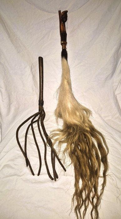 2 vintage handgemaakte zwepen - sculptuur - België (Zonder, Antiek en Kunst, Kunst | Niet-Westerse kunst