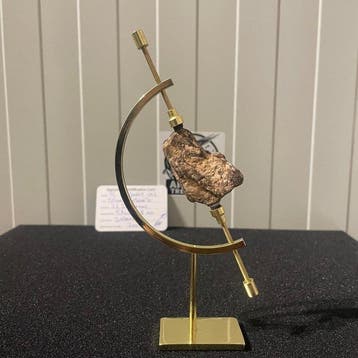 Al Haggounia meteoriet in luxe standaard - Hoogte: 57 mm -, Verzamelen