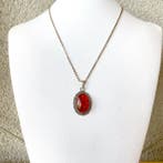 Oude zilveren hanger met natuurlijke Baltische amber en