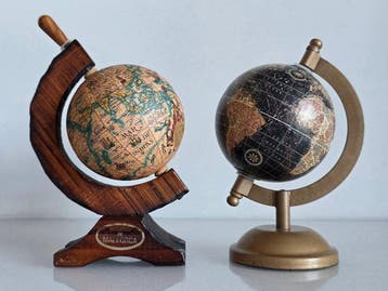 Twee mini-globussen, De wereld binnen handbereik... -