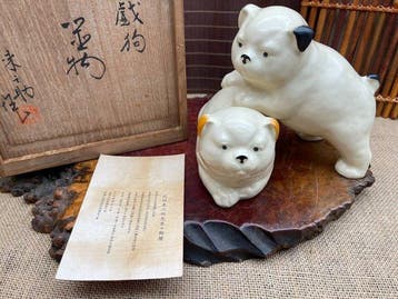 Decoratief ornament - Twee honden dartelen - Japan -