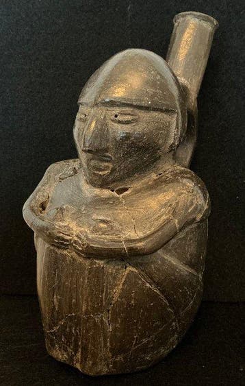 Precolumbiaanse Chimu-cultuur vaas van een zittende figuur -