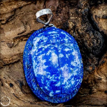 Met de hand gesneden lapis lazuli scarabee-hanger –