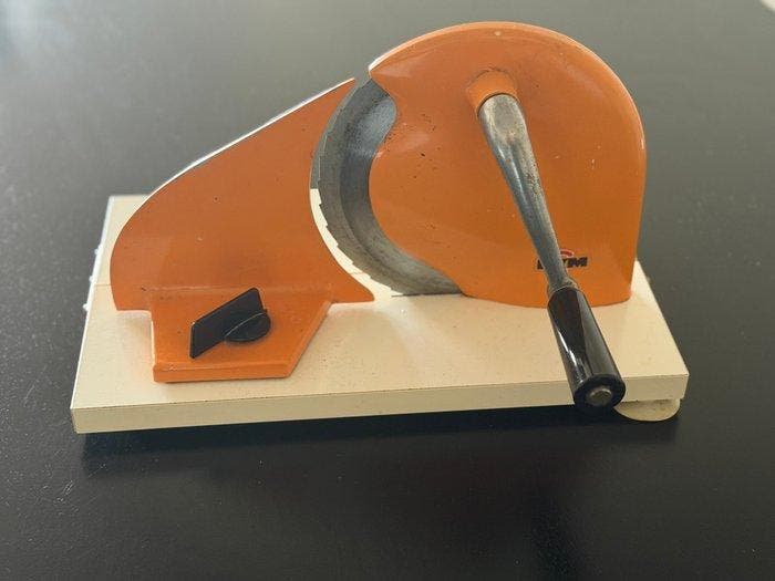 KYM - KYM - Broodsnijmachine - Hout, Metaal - Vintage, Antiek en Kunst, Antiek | Keukengerei