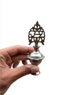 Curieuze en zeldzame Surmadani Antiek in wit metaal – Houder