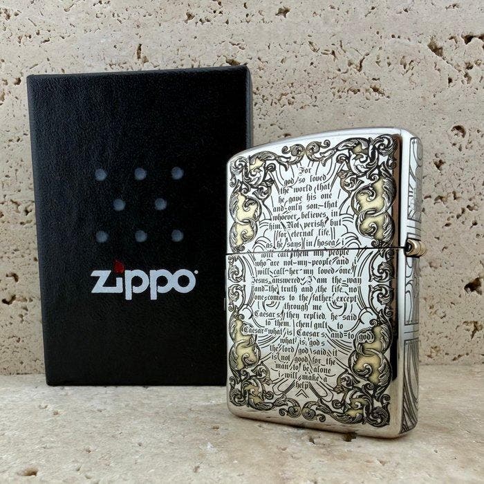 Zippo - The Holy Bible – Double-Sided Religious Design -, Verzamelen, Rookartikelen, Aanstekers en Luciferdoosjes