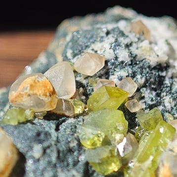 Sphene/titaniet + calciet Kristallen op Matrix- 32.3 g