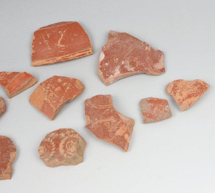 Oud-Romeins terra sigillata Vaasfragmenten met bloemmotieven, Bijoux, Sacs & Beauté, Bijoux anciens