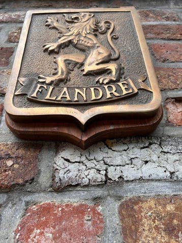 sculptuur, Bronzen wapenschild met de Vlaamse Leeuw, - 34 cm