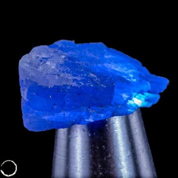 Natuurlijke, zeldzamere tanzaniet-ruw kristal – intens blauw