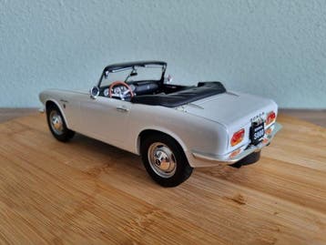 Triple 9 Collection 1:18 - Voiture miniature - Honda S800