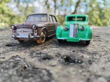 Dinky Toys 1:43 - Modelauto (2) - Fiat 1200 Grande Vue et