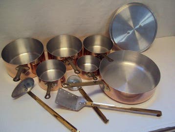 5 casseroles 1 sauteuse et son couvercle et 3 ustensiles -, Antiquités & Art