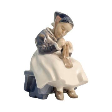 Royal Copenhagen - Beeldje - Amager girl knitting - 1314 -