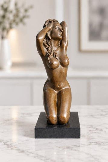 Beeld, Elegante knielende vrouw - 19 cm - Koud geverfd brons