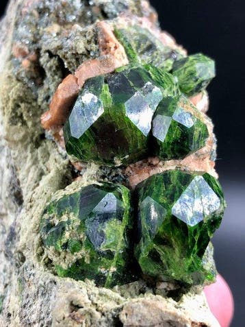 166 gram groenen demantoïde garnet kristallen op matrix,