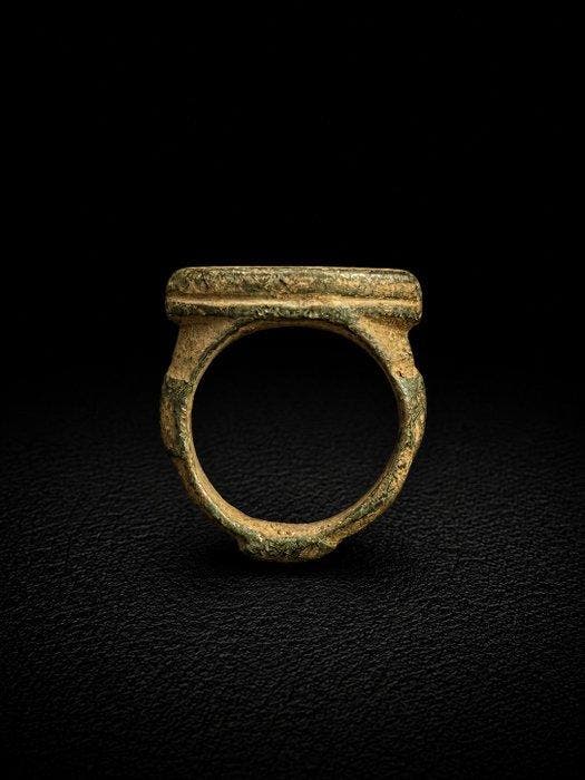 Islamitisch Brons Ring - 10e tot 13e eeuw na Christus, Antiek en Kunst, Antiek | Overige Antiek