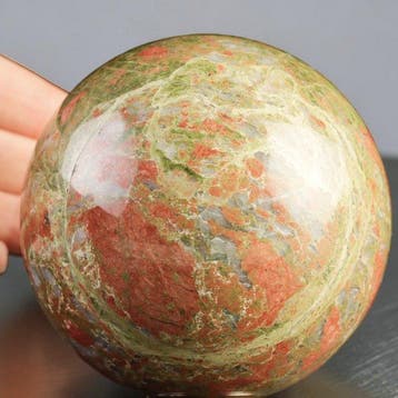 Levendige metamorfische unakietbol - Roze feldspaat en
