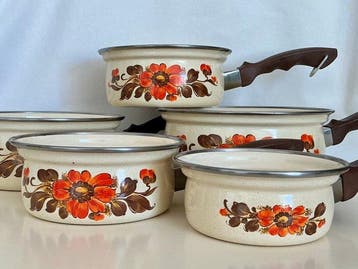 Moneta , prachtig set geëmailleerde vintage kookpannen met