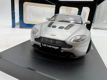 Autoart 1:18 - Modelauto - Aston Martin V12 Vantage 2001 -, Nieuw