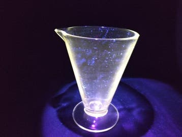 Calice (2) - verre à l’uranium - Béchers de chimie, Antiek en Kunst