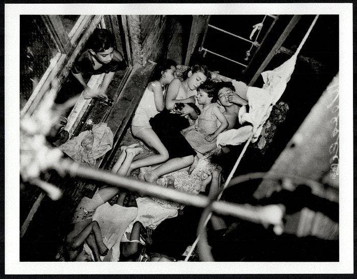 Weegee (1899–1968) - Asleep on Fire Escape During Heat, Antiek en Kunst, Kunst | Designobjecten